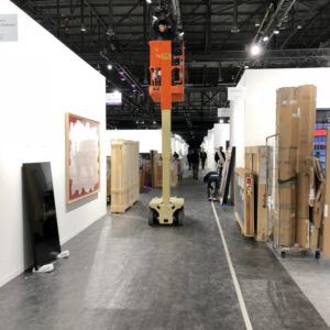 Harsch spécialiste transport d'œuvres d'art à artgenève. Monte charge.