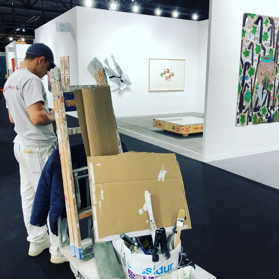 Harsch spécialiste transport d'œuvres d'art à artgenève. Un peintre sur un stand