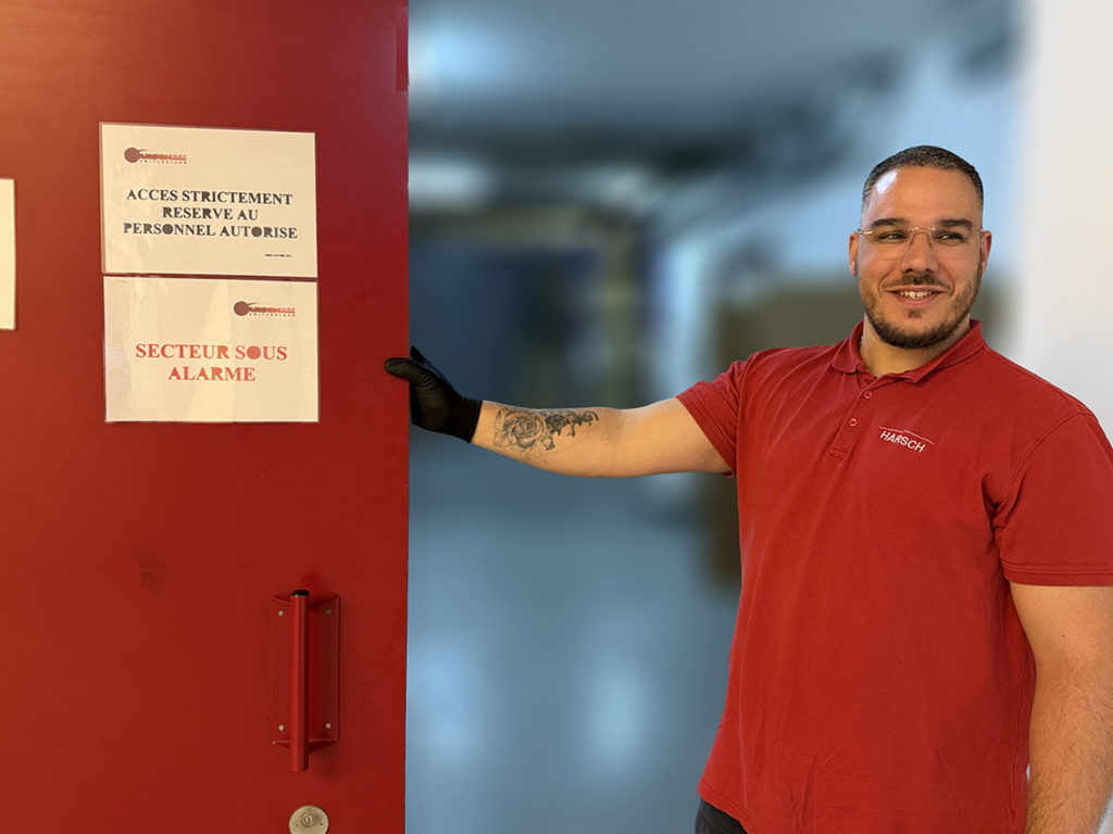 Helder devant la porte d'un entrepôt