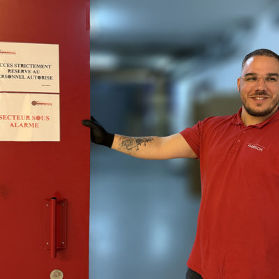 Helder devant la porte d'un entrepôt
