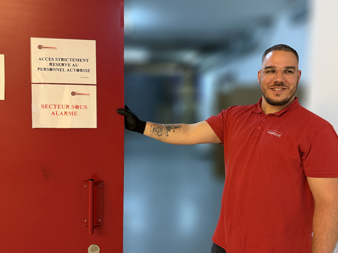 Helder devant la porte d'un entrepôt