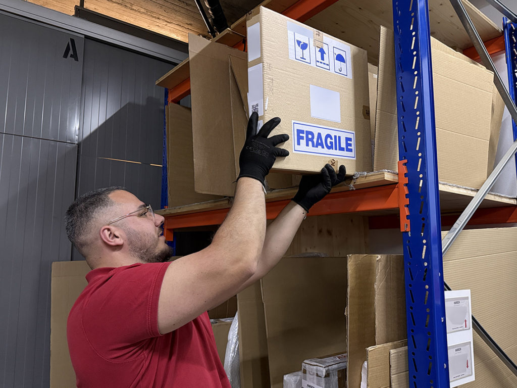 Helder range un colis